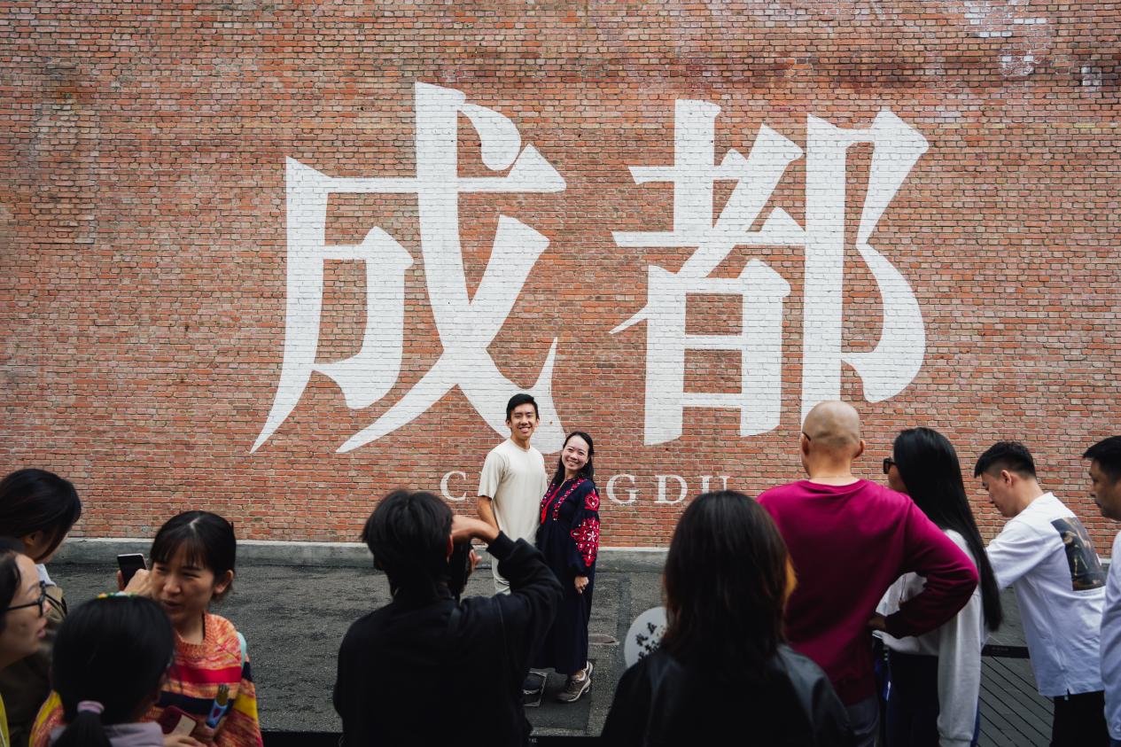 游客在东郊记忆留影。陈柏全摄