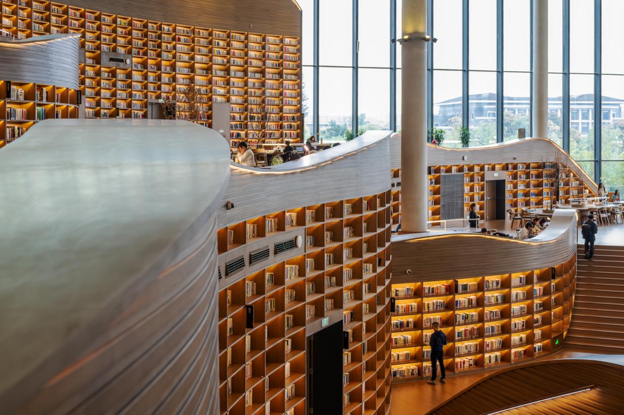 市民在天府人文艺术图书馆内阅读、学习。嘉楠摄