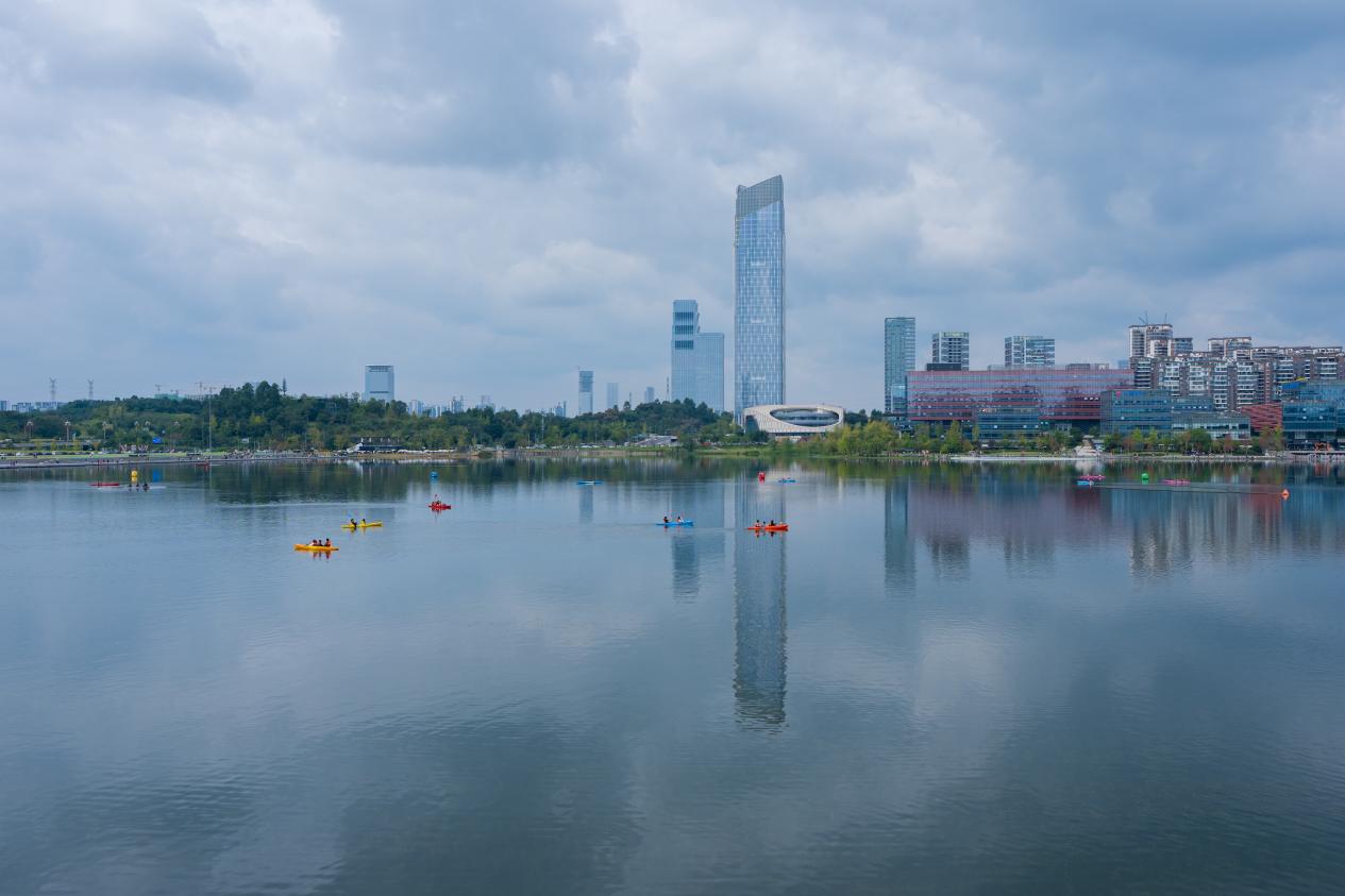 游客在兴隆湖中划船游玩。刘炯摄