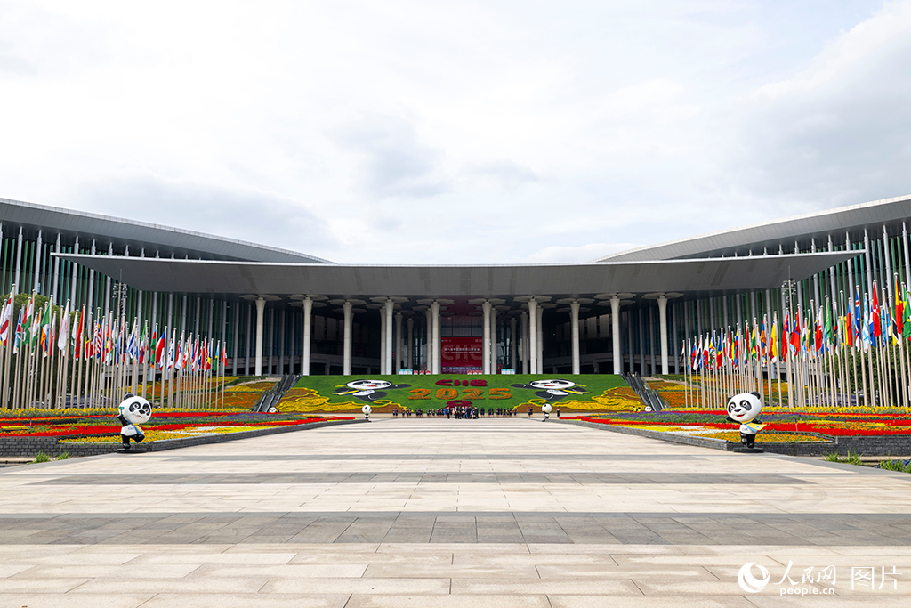 上海:花团锦簇 国旗飘扬迎盛会【2】