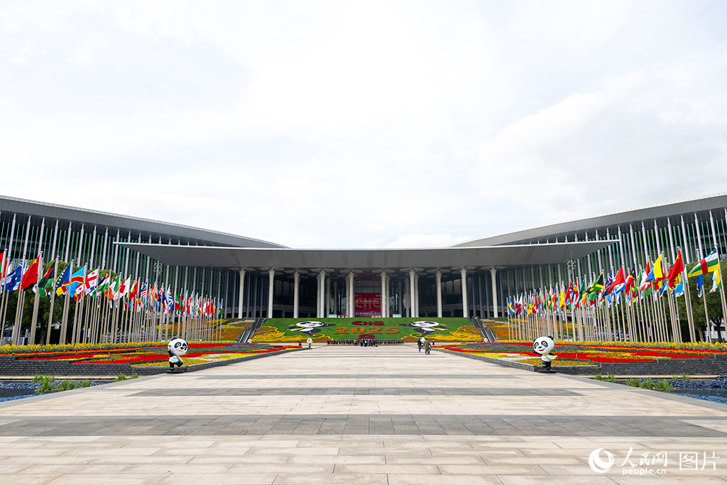 上海：花团锦簇 国旗飘扬迎盛会【3】