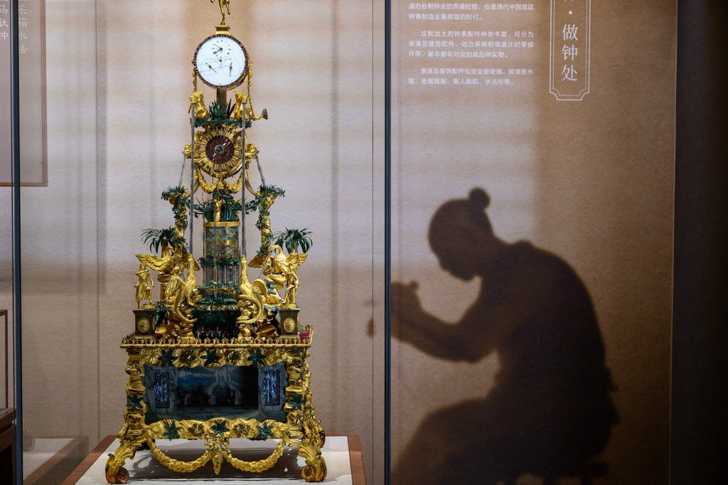 这是展出的铜镀金乐箱水法跑人双马驮钟（11月3日摄）。
