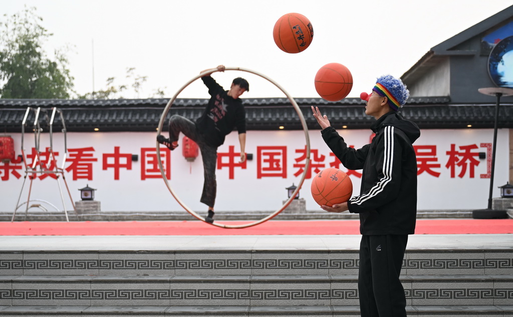 10月28日,河北省沧州市吴桥县大运河堤顶路沿线张硕杂技小院的学员在练习杂技。