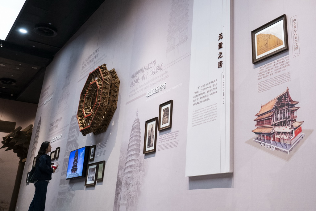 11月4日，观众在中国建筑科技馆古代建筑展厅参观。