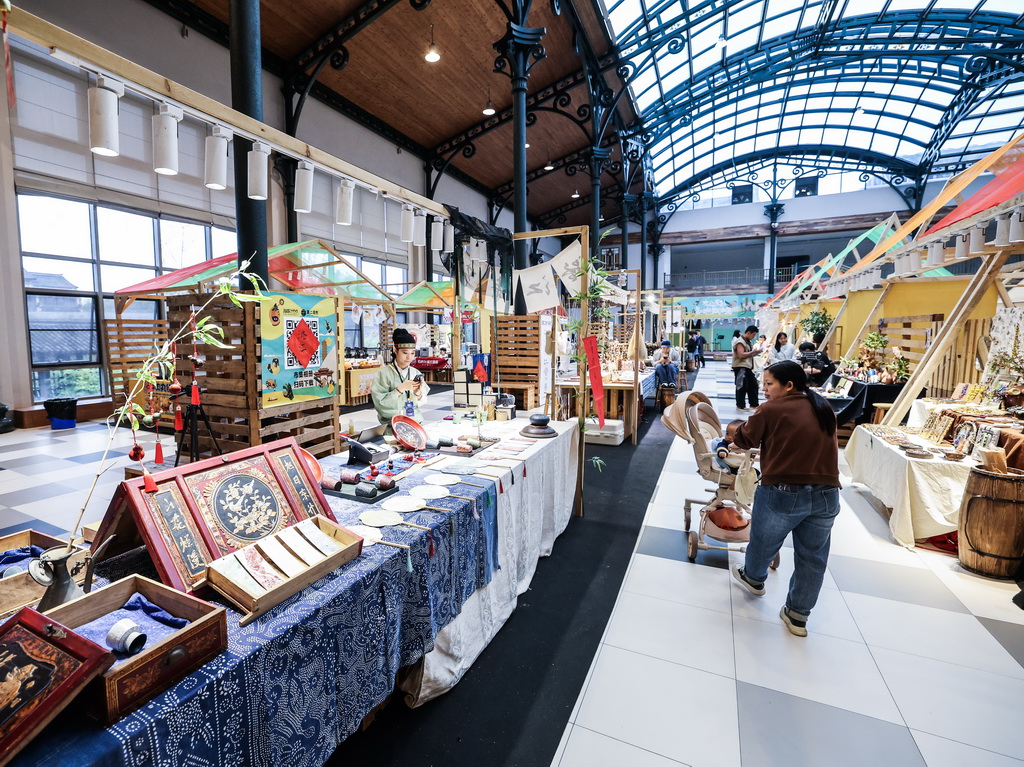 11月5日，游客在濮院时尚古镇参观互联网生活嘉年华灵感生活集的匠人市集。