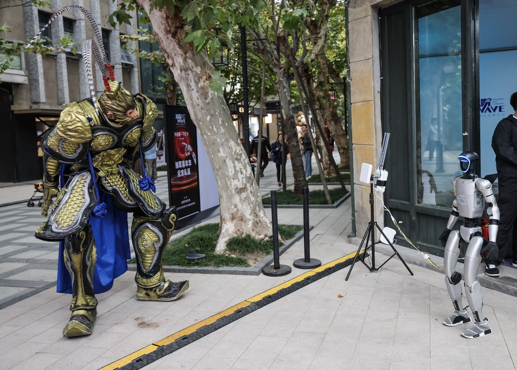 濮院时尚古镇互联网生活嘉年华上的机器人互动展示（11月5日摄）。