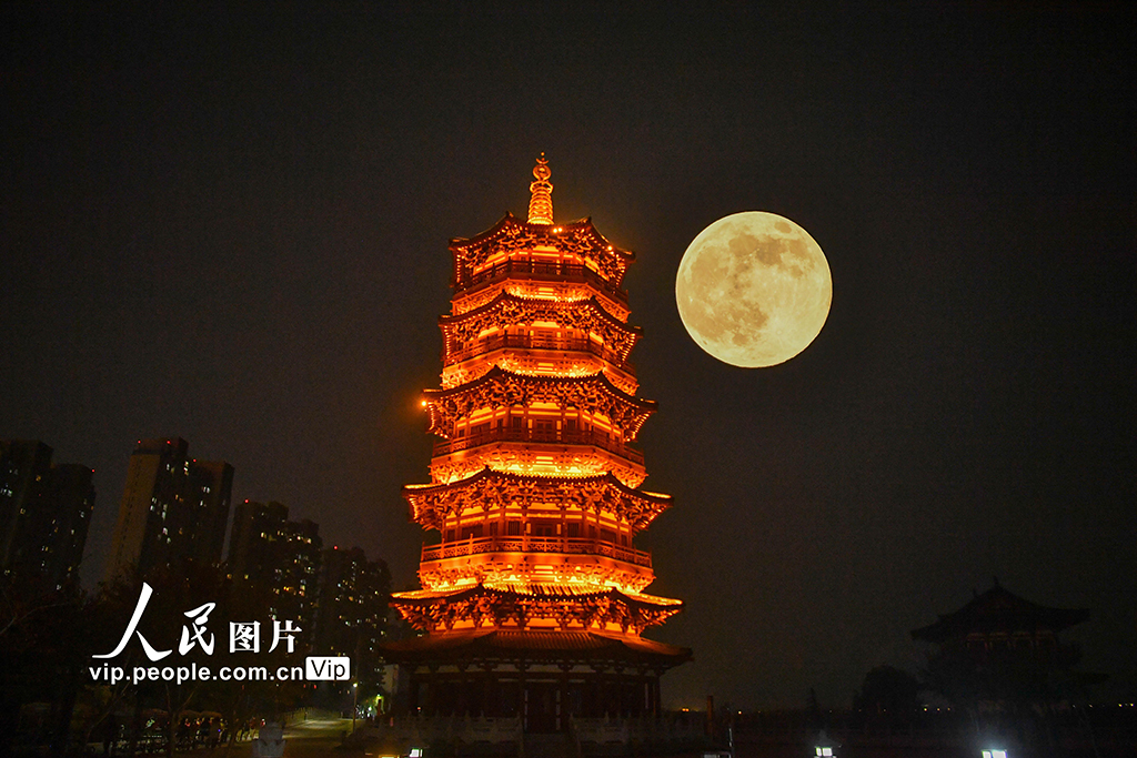 2025年11月5日，“超级月亮”与河南省洛阳市瀍河区朱樱塔相映成景（二次曝光）。李卫超摄（人民图片网）
