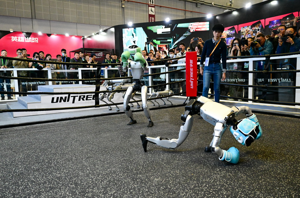 11月6日，在第八届进博会宇树科技展台，人形机器人进行格斗表演。