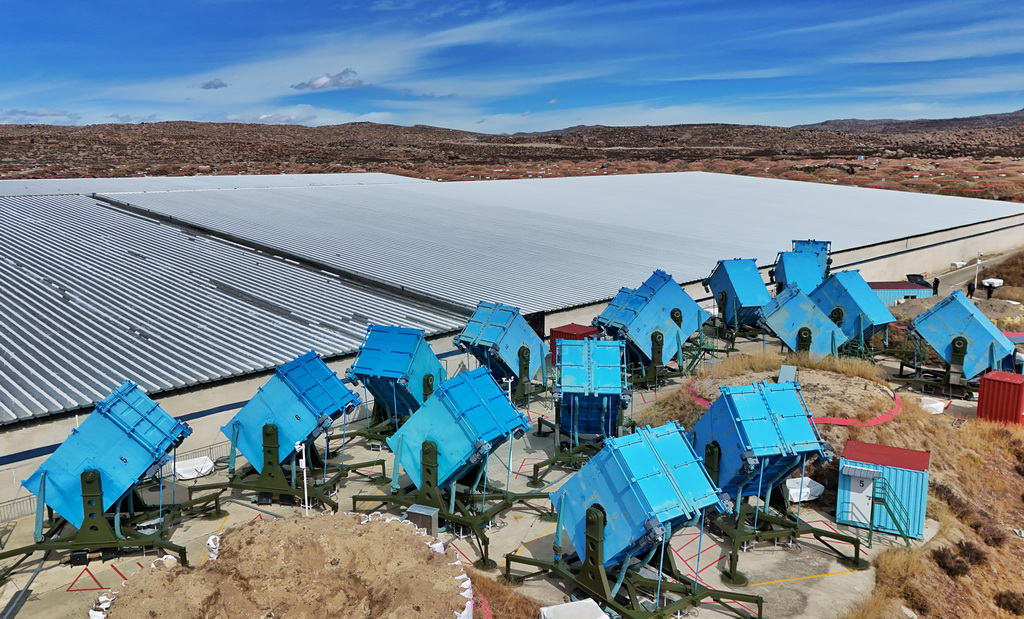 “蓝箱子”里装着广角切伦科夫望远镜，构成广角切伦科夫望远镜阵列（10月28日摄，无人机照片）。