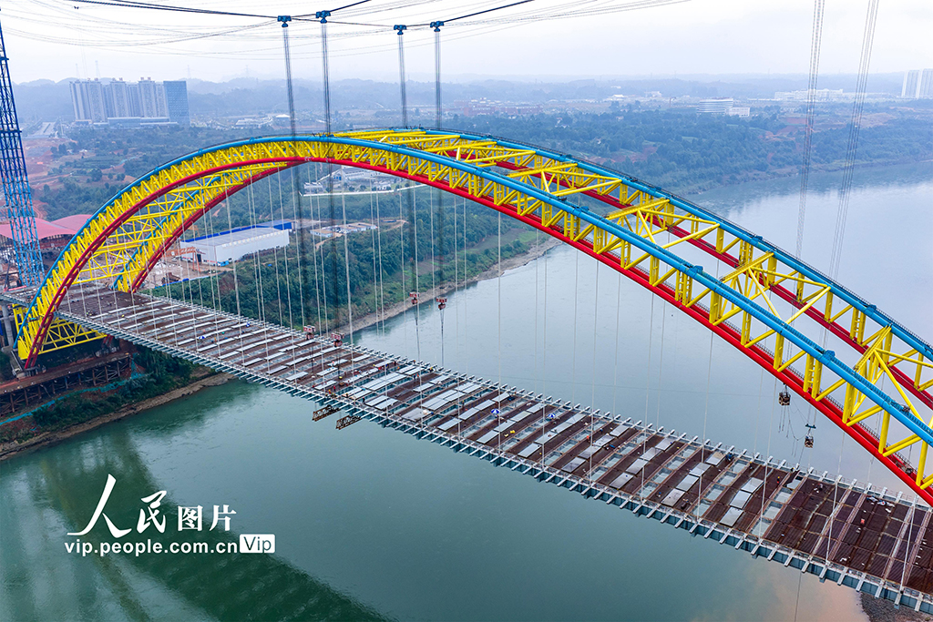 四川屏山:岷江二橋主橋鋼格子梁順利合龍【5】