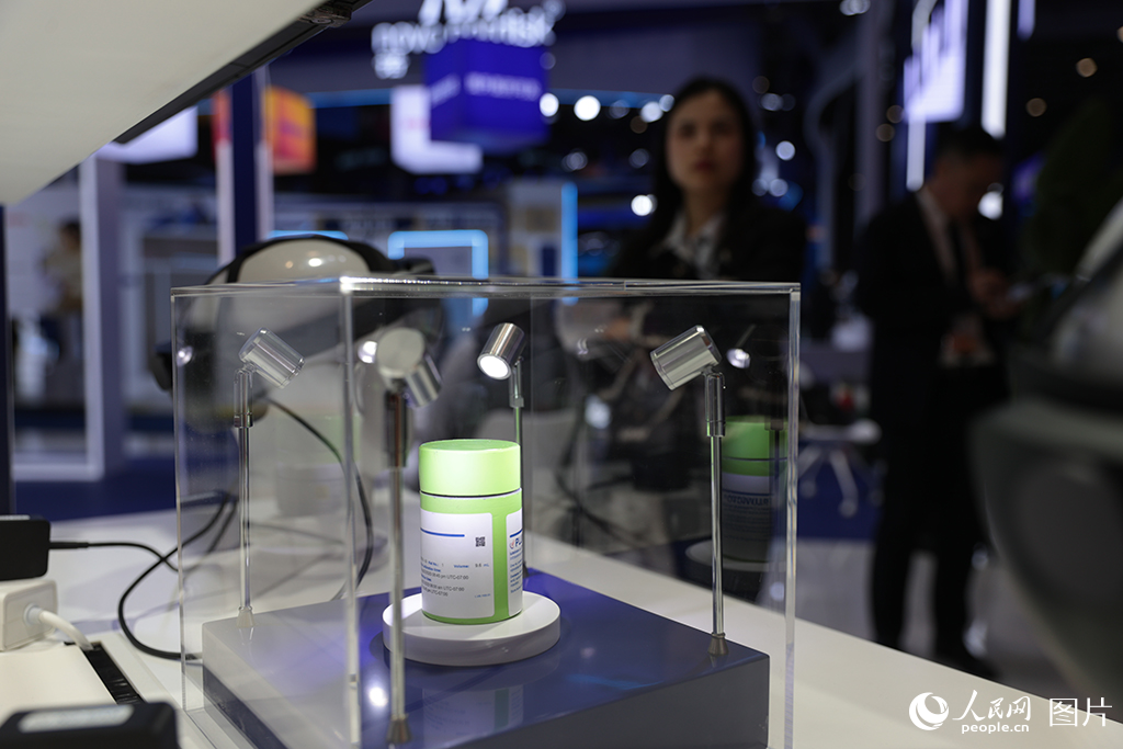 11月6日，第八屆中國國際進口博覽會正在上海國家會展中心舉行，諾華公司剛剛在中國市場獲批上市的放射配體療法（RLT）藥物派威妥迎來中國首展。人民網記者 張武軍攝