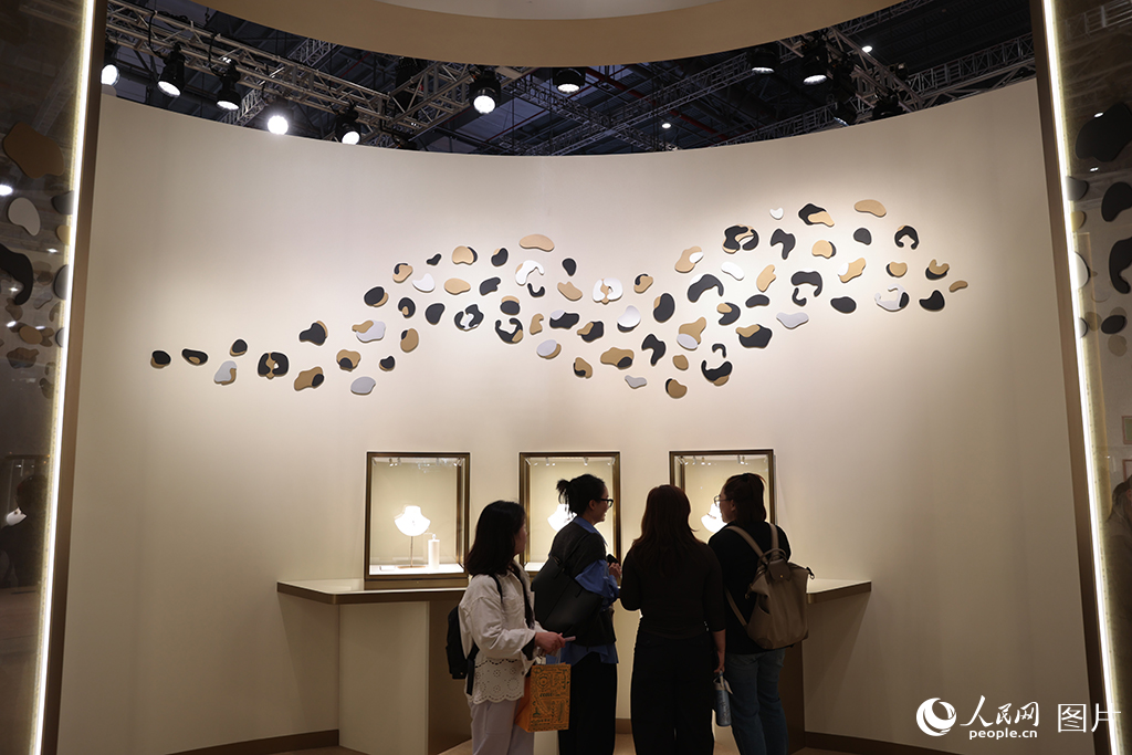11月6日，第八屆中國國際進口博覽會正在上海國家會展中心舉行，卡地亞展區的作品吸引觀眾駐足觀看。人民網記者 張武軍攝