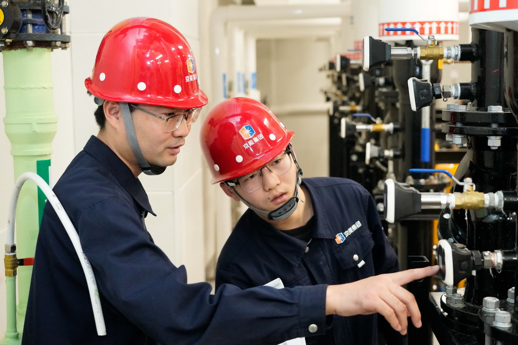 11月7日，在北京熱力海澱分公司上河村C區鍋爐房，工作人員檢查、記錄設備運行情況。