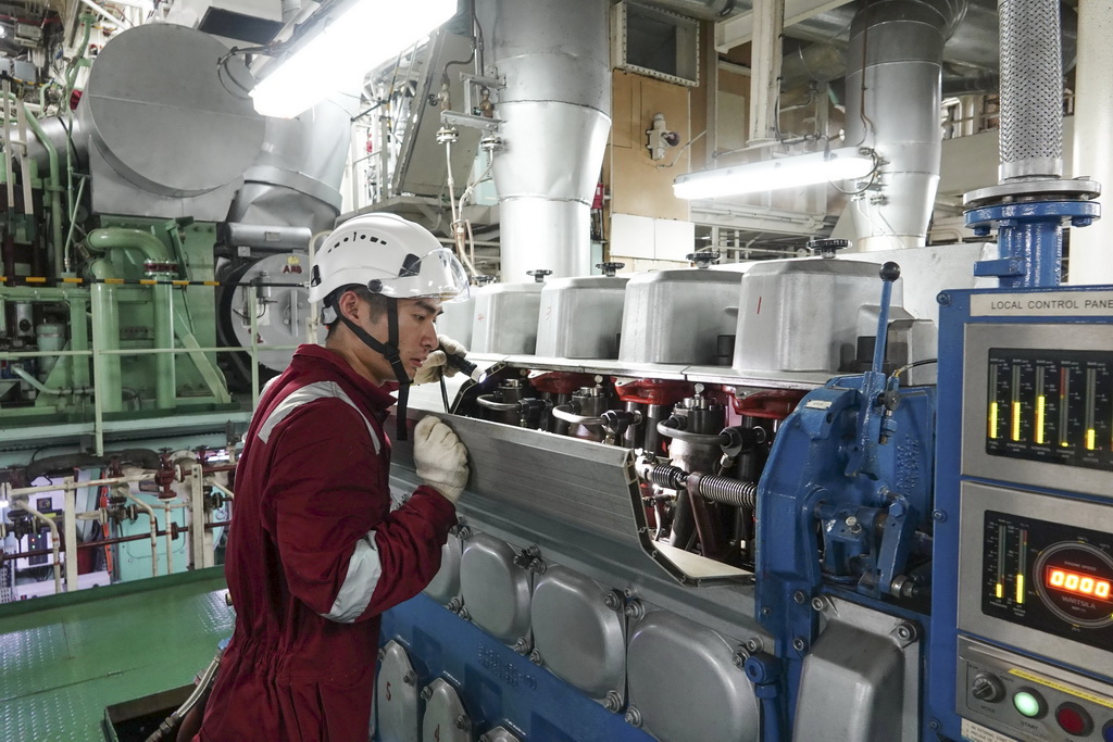 北京时间11月8日,“雪龙”号轮机部机工田健伟在机舱内检查发电机高压油泵。新华社记者 顾天成 摄