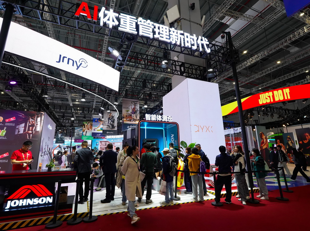 11月8日,参观者在第八届进博会消费品展区乔山健康科技集团展台的智能体测仓体验。新华社记者 杜昕怡 摄