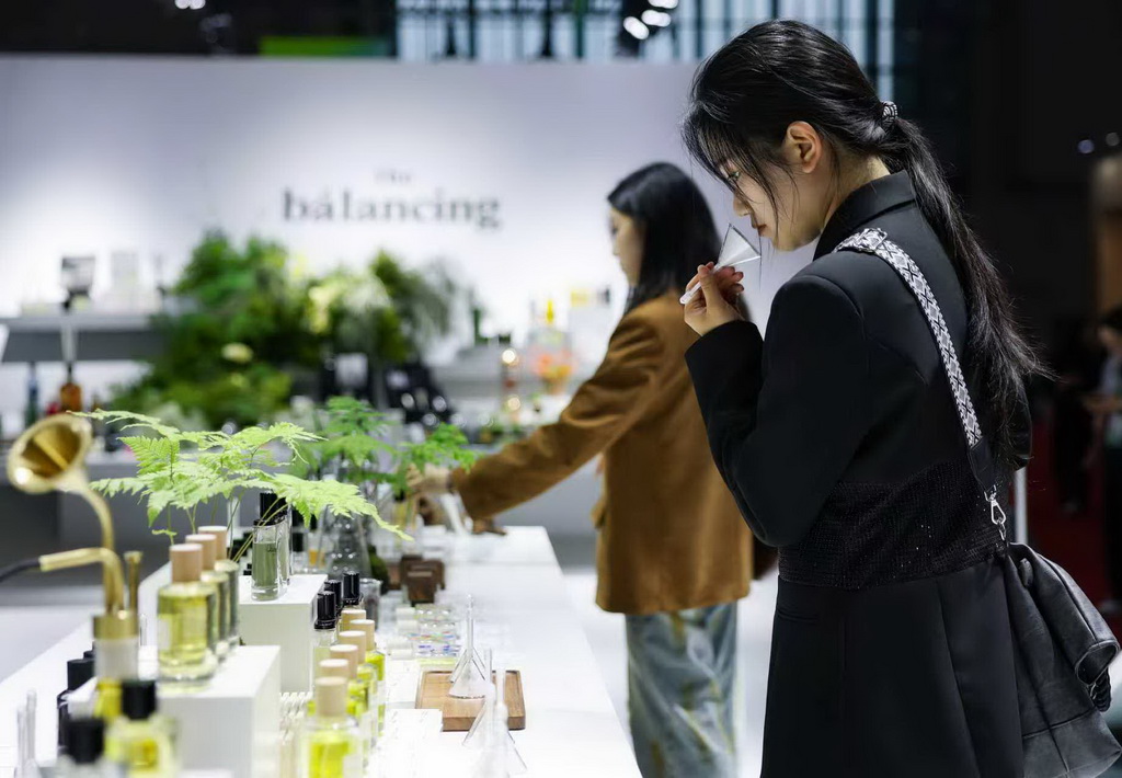 11月8日，在第八届进博会消费品展区，观众在一家香水品牌展台试闻香水。新华社记者 王泽聪 摄