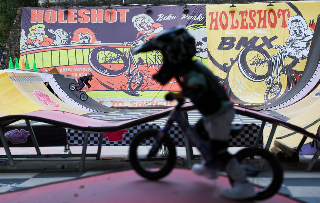 10月31日,在位于深圳福田区的HOLE SHOT骑行公园,小朋友们练习小轮车。新华社记者 胡星宇 摄