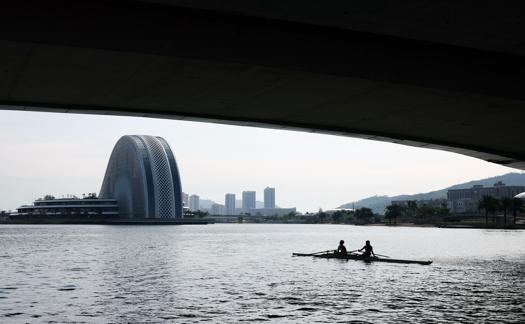 11月1日,学员们在天沐河上进行赛艇训练。新华社记者 胡星宇 摄