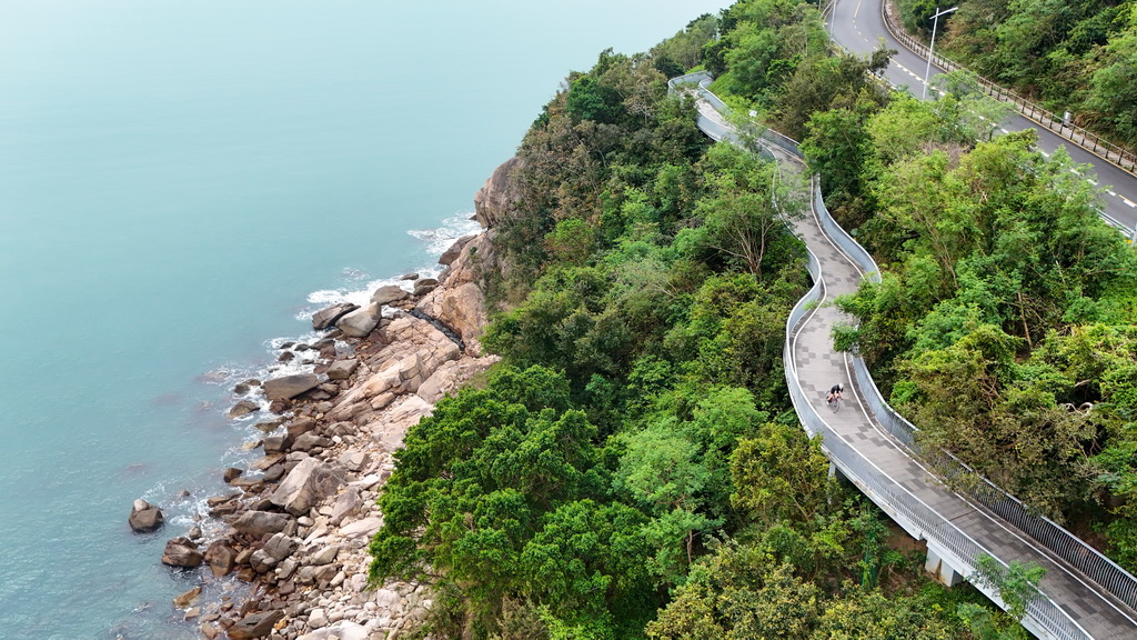 10月29日，黄蕴瑶在深圳盐田海边骑行（无人机照片）。新华社记者 梁旭 摄