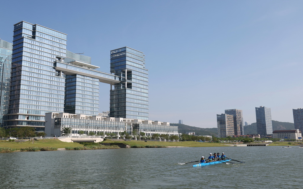 11月1日,来自澳门科技大学的学员在天沐河上训练。新华社记者 胡星宇 摄