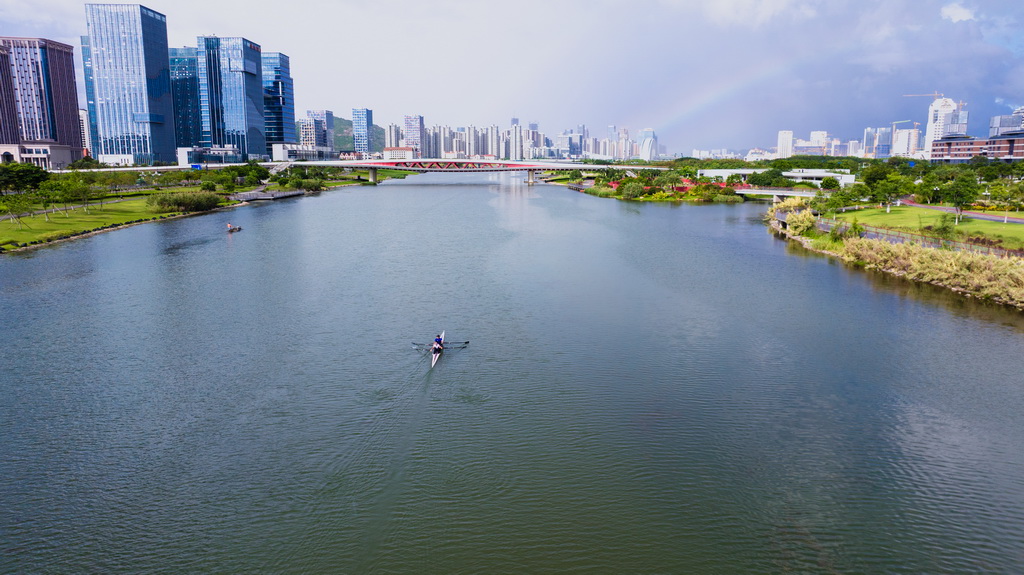 6月21日，汤少文（前）和朱铭琨在天沐河上划赛艇（无人机照片）。新华社记者 毛思倩 摄