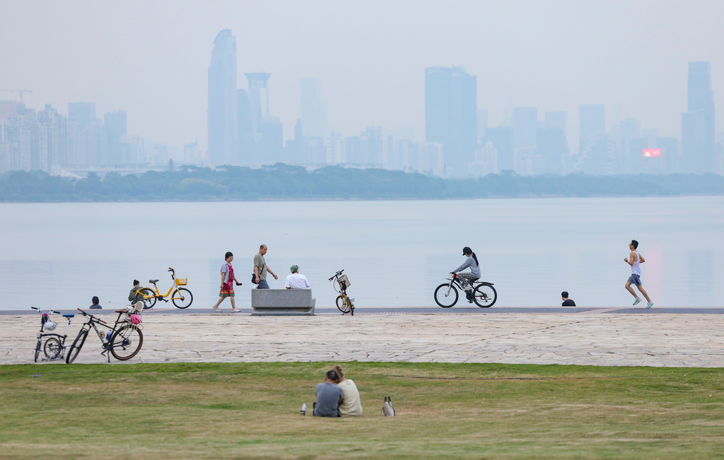 10月30日，市民在深圳湾公园健身。新华社记者 胡星宇 摄