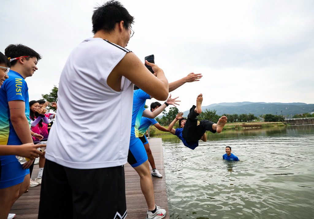11月1日，赛艇队成员在训练后为教练朱铭琨（右二）和学员赵煜阳（右一）庆祝生日。新华社记者 胡星宇 摄