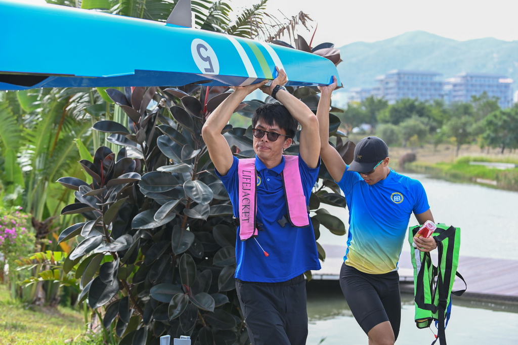 11月1日，教练朱铭琨（左）在训练后帮助学员收纳赛艇。新华社记者 肖恩楠 摄