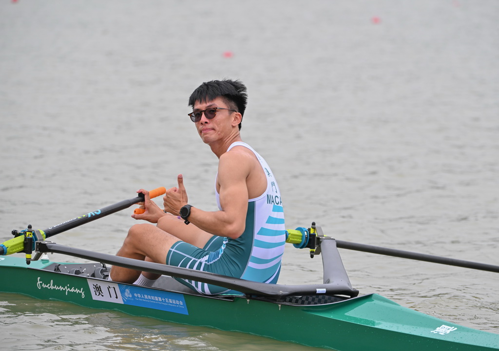11月6日，澳门队选手朱铭琨在十五运会赛艇男子轻量级单人双桨比赛后。新华社记者 肖恩楠 摄