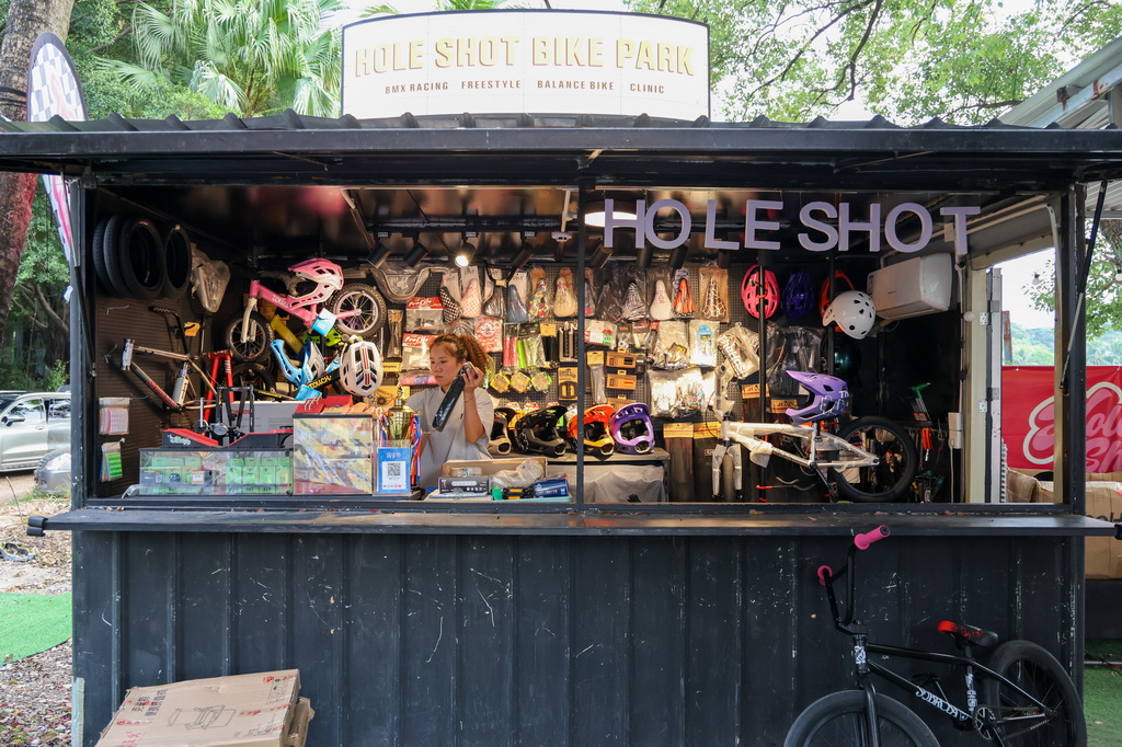 10月31日，黄蕴瑶在位于深圳福田区的HOLE SHOT骑行公园里工作。新华社记者 梁旭 摄