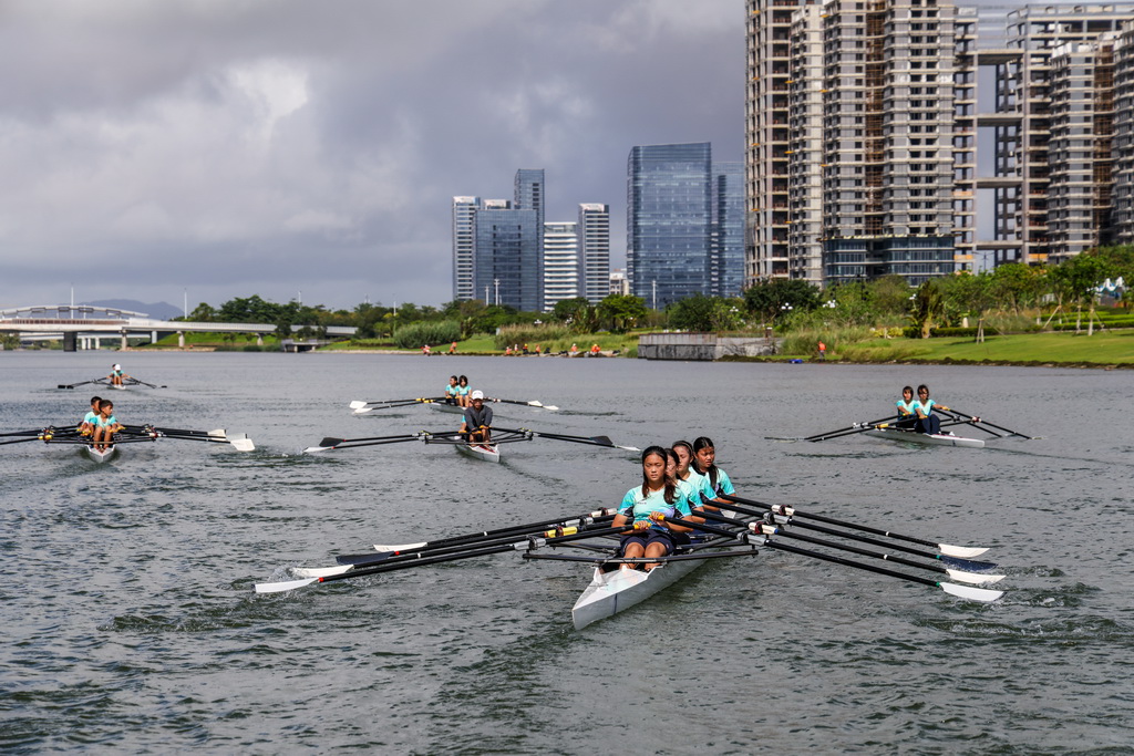 6月21日，学员们在天沐河上训练。新华社记者 毛思倩 摄