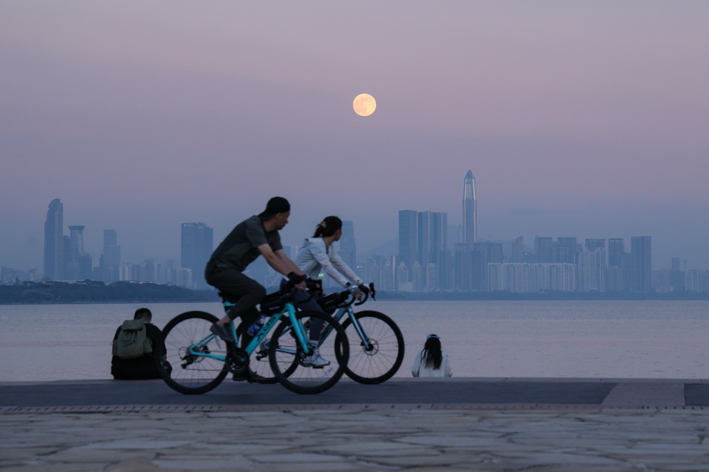11月5日,市民在深圳湾公园骑行。新华社记者 梁旭 摄