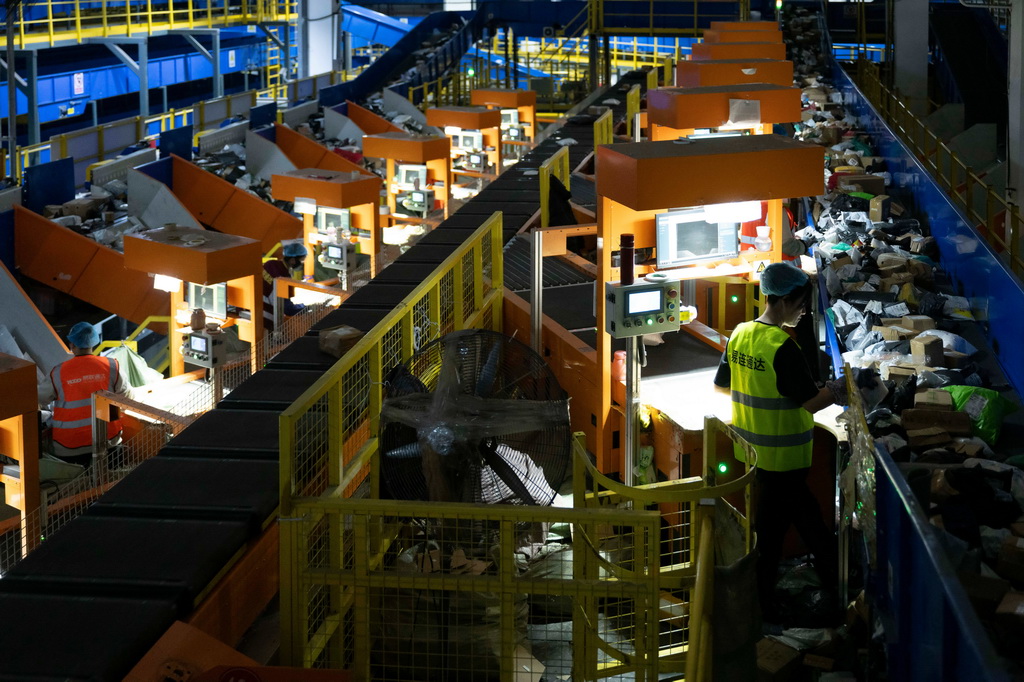 11月10日晚，在中国邮政集团有限公司黑龙江省哈尔滨邮区中心，工作人员在分拣快递。