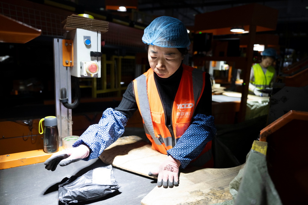 11月10日晚，在中国邮政集团有限公司黑龙江省哈尔滨邮区中心，工作人员在分拣快递。