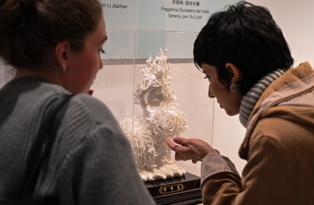 11月11日，观众在西班牙塔拉韦拉文化中心欣赏德化白瓷展品。