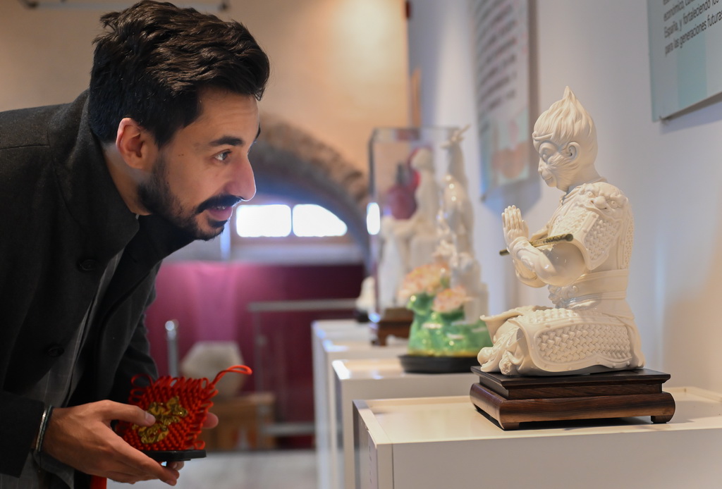 11月11日，一名男士在西班牙塔拉韦拉文化中心欣赏德化白瓷展品。