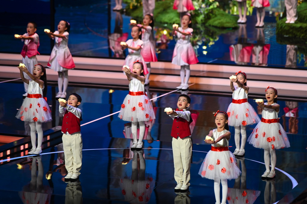 11月11日晚拍摄的2025年中国金鸡百花电影节开幕式现场。