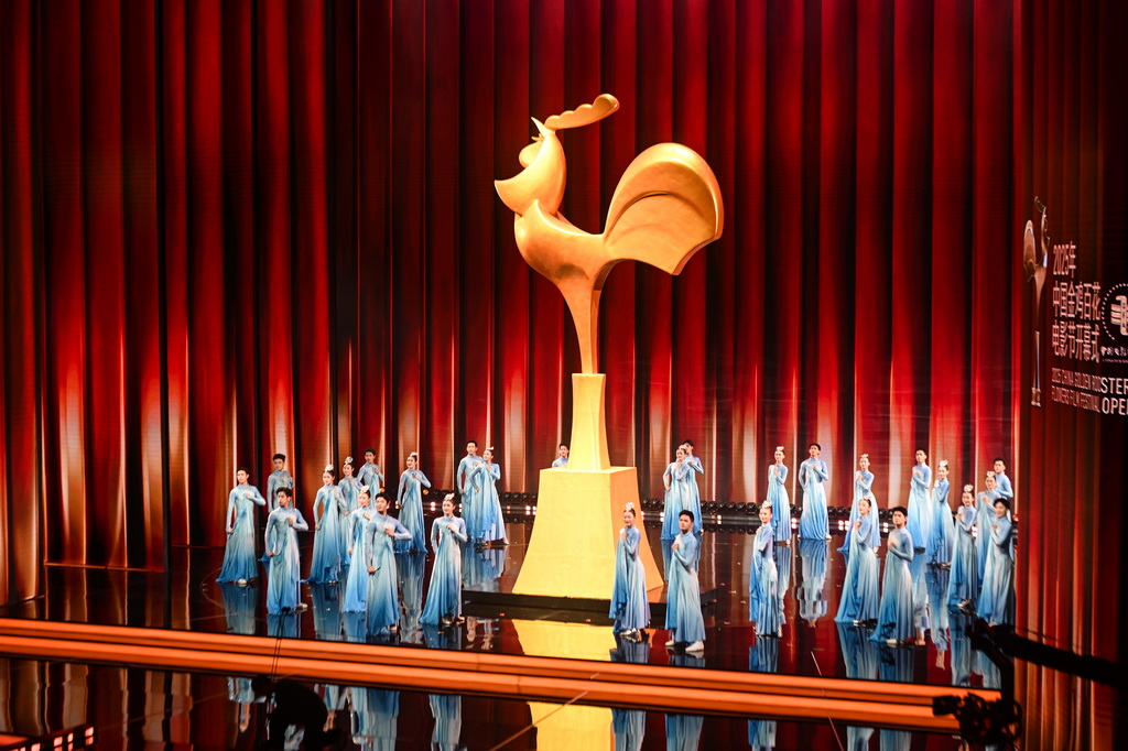 11月11日晚拍摄的2025年中国金鸡百花电影节开幕式现场。