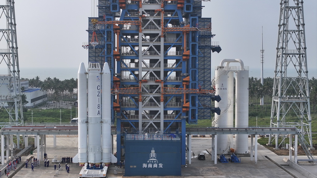 11月11日，长八甲遥五火箭箭体转运至发射区一号发射工位（无人机照片）。