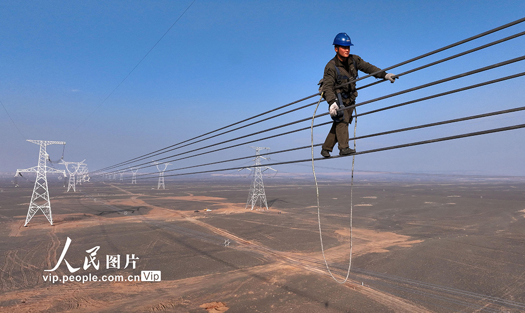新疆奇台:電力員工高空走線消缺【2】