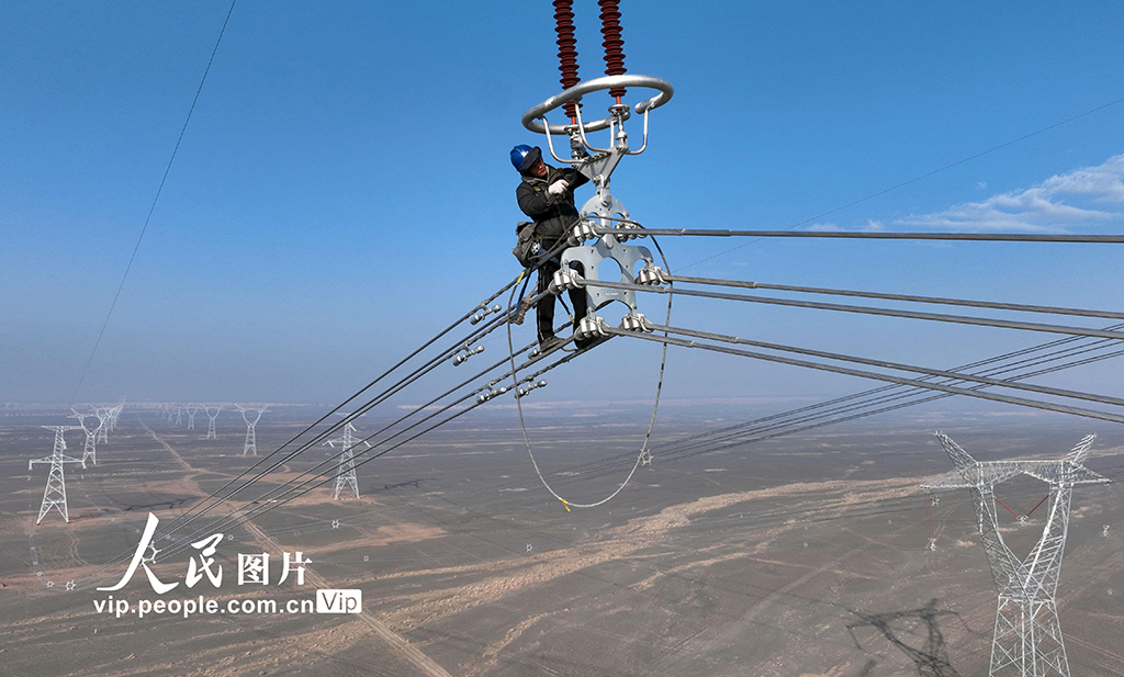 新疆奇台：电力员工高空走线消缺【4】