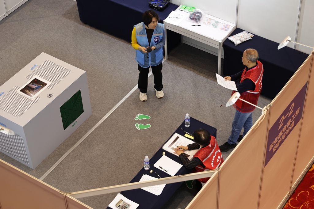 11月12日，選手參加“職業病危害工程防護與治理”項目比賽。