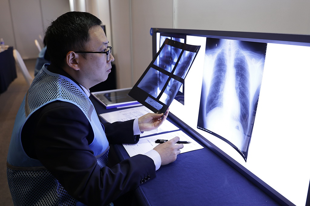 11月12日,選手參加“職業健康檢查與職業病診斷”項目比賽。