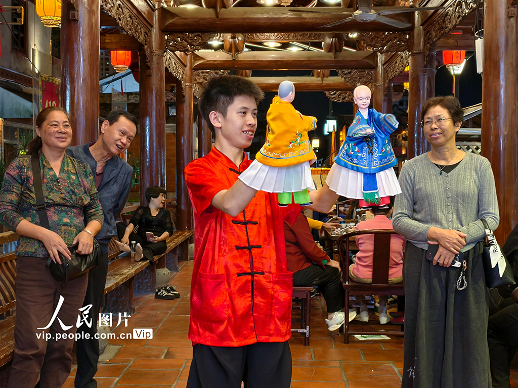 福建漳州：布袋木偶戏受关注【3】