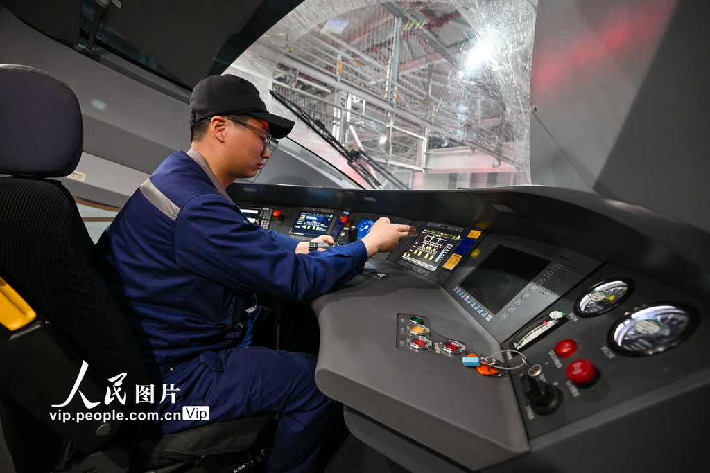 2025年11月15日凌晨，在南京动车段南京南动车运用所检修库，地勤机械师进行司机室功能试验作业。