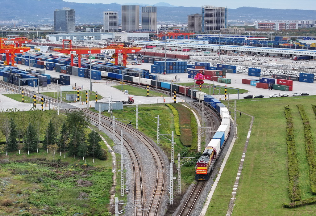 11月17日，X9043次中欧班列（西安）驶出西安国际港站（无人机照片）。