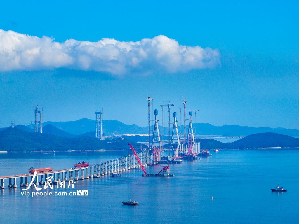 11月16日，宁波舟山港六横公路大桥二期工程，Q3主墩首片钢箱梁架设成功后的海中三主塔及其连线。