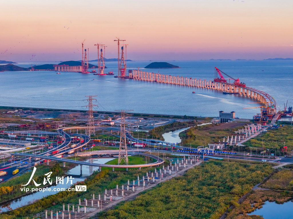 11月16日，宁波舟山港六横公路大桥二期工程，Q3主墩首片钢箱梁架设成功后的海中三主塔及其连线。