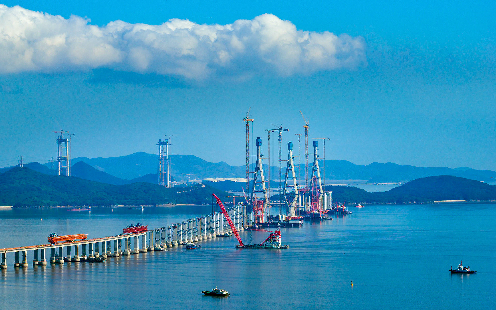 六横公路大桥二期工程舟山侧Q3主墩首片钢箱梁架设成功