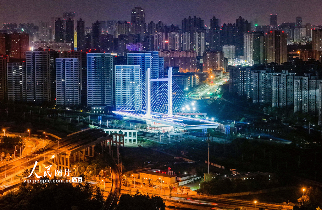 安徽合肥：万吨涉铁桥梁成功转体【5】